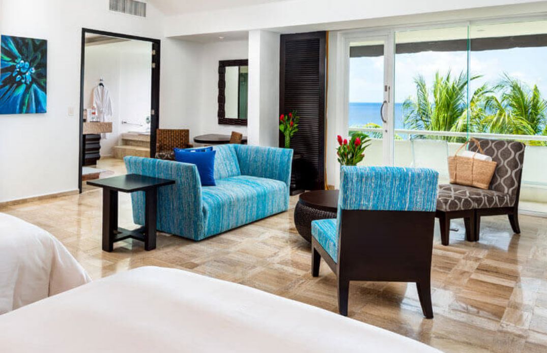 Con nosotros obtendrá hospedaje en Cozumel en una habitación con balcón y vista al mar