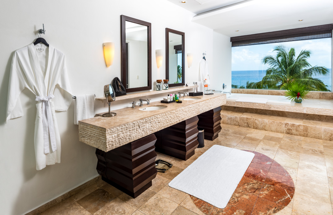Even from the bathroom, you will have amazing views in the Ocean Room, in the best luxury resorts